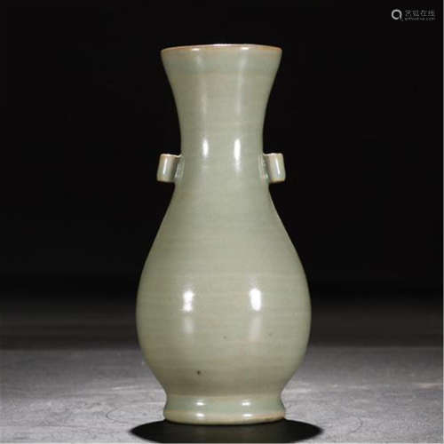 CHINESE PORCELAIN CELADON GLAZE VASE