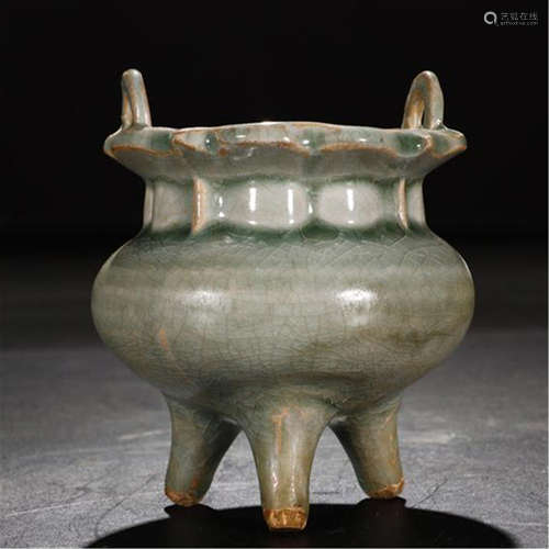 CHINESE PORCELAIN CELADON TRIPLE FEET CENSER