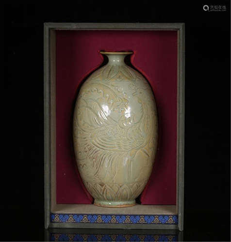 CHINESE PORCELAIN YAO WARE ENGRAVED PHOENIX VASE