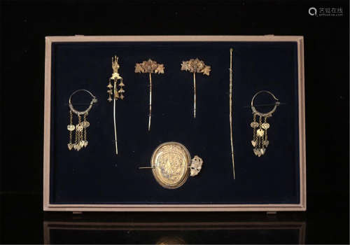 A SET OF CHINESE GILT SILVER HAIRPINS