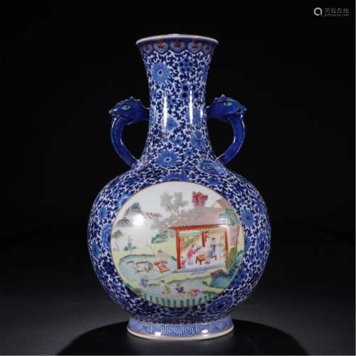 CHINESE PORCELAIN BLUE AND WHITE FAMILLE ROSE HANDLE VASE