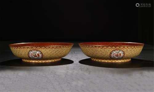 PAIR OF CHINESE PORCELAIN FAMILLE ROSE PLATES