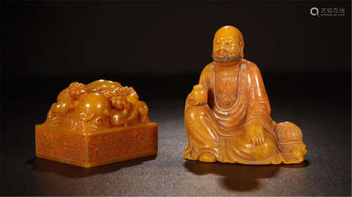 CHINESE TIANHUANG STONE SEATED LOHAN AND BEAST SEAL