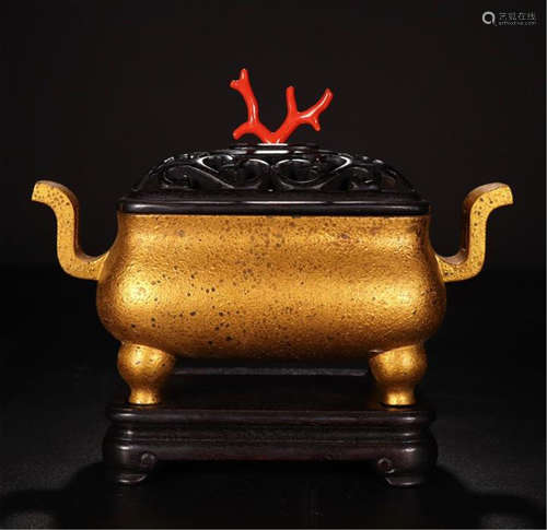 CHINESE GILT BROZNE FOUR FEET SQUARE CENSER WITH ROSEWOOD CORAL KNOT LIDDER