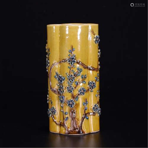 CHINESE PORCELAIN YELLOW GLAZE SANCAI FLOWER BRUSH POT