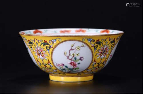 CHINESE PORCELAIN YELLOW GROUND FAMILLE ROSE FLOWER BOWL