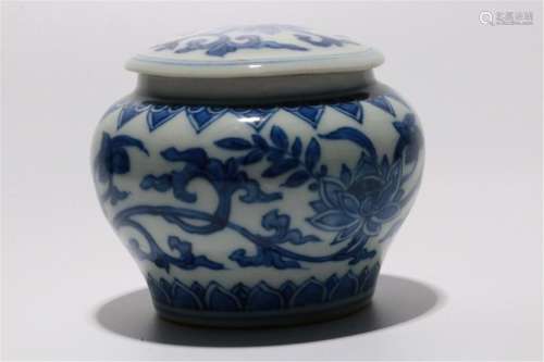 CHINESE PORCELAIN BLUE AND WHITE FLOWER LIDDED JAR