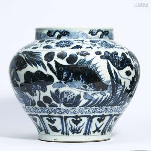 CHINESE PORCELAIN BLUE AND WHITE FISH AND WEED JAR