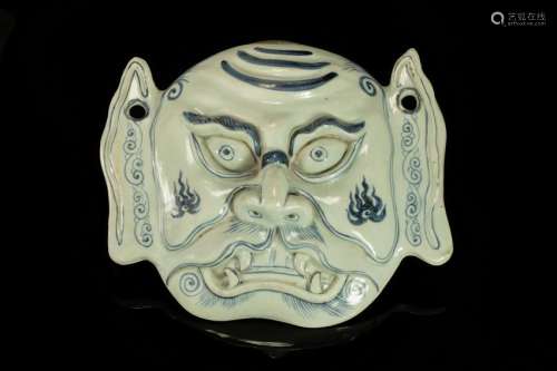 CHINESE PORCELAIN BLUE AND WHITE HUMAN FACE PLAQUE