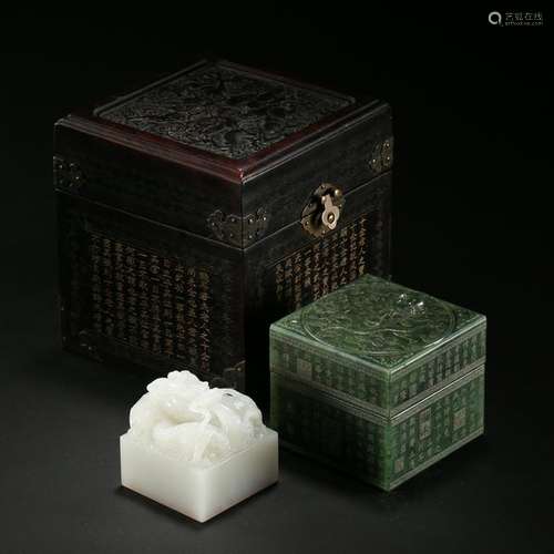 CHINESE WHITE JADE DRAGON SEAL IN SPINACH JADE CASE