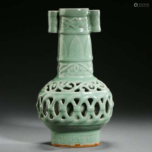 CHINESE PORCELAIN CELADON GLAZE VASE