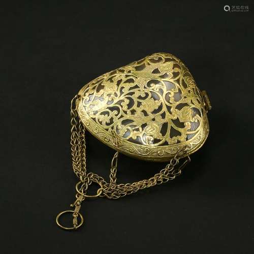 CHINESE GOLD MOUNTED AGATE SHELL SHAPED POWDER BOX