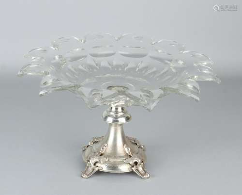 Crystal table piece placed on silver base. Round