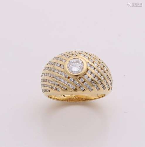 Yellow gold ring, 750/000, with diamonds. Ring with a