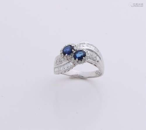 White gold ring, 750/000, with sapphire and diamond.