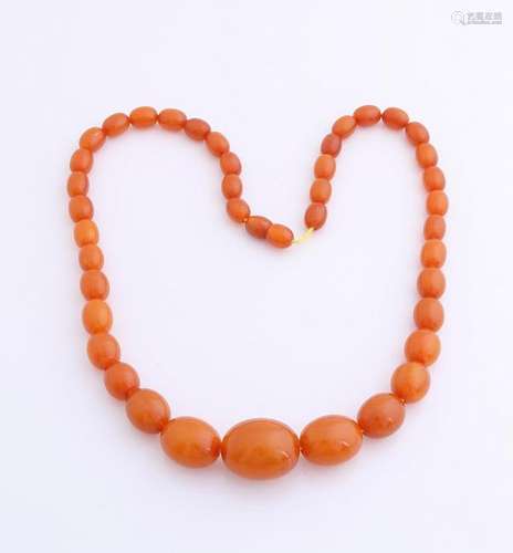 Necklace with oval amber beads, running in width