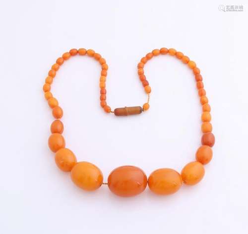 Necklace with oval amber beads, running in width