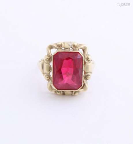 Yellow gold ring, 585/000, with red stone. Ring with a