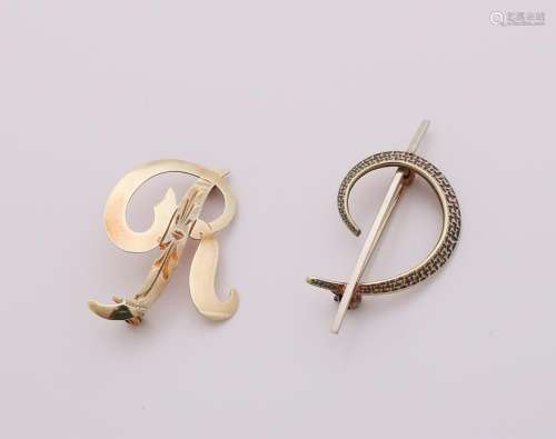 Two yellow gold brooches, 585/000, a letter brooch R