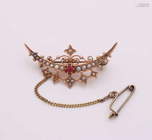 Yellow gold brooch, 585/000, decorated in the shape of