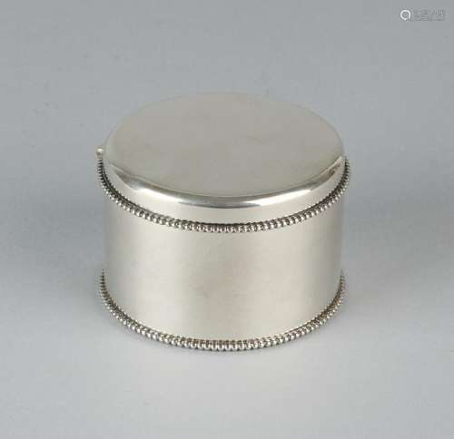 Silver lid box, 835/000, round model decorated with a
