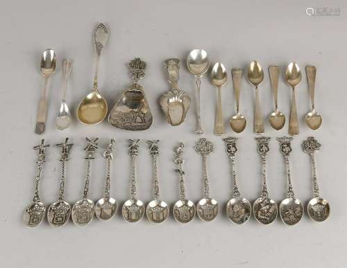 Large lot of silver spoons, with various levels,