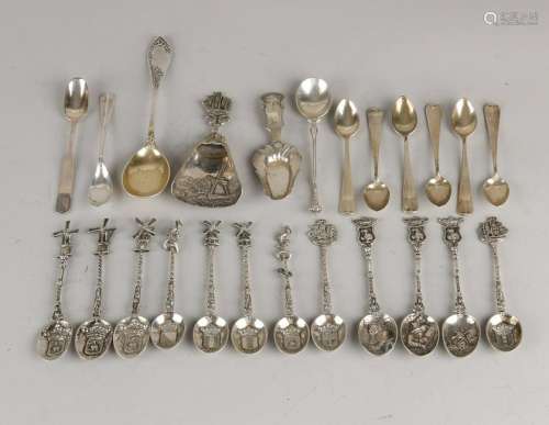Large lot of silver spoons, with various levels,
