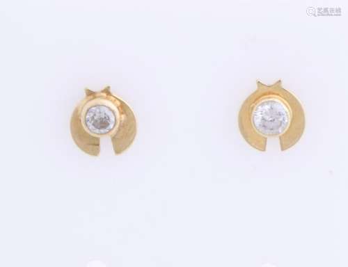 Yellow gold earrings, 585/000, with a round contoured