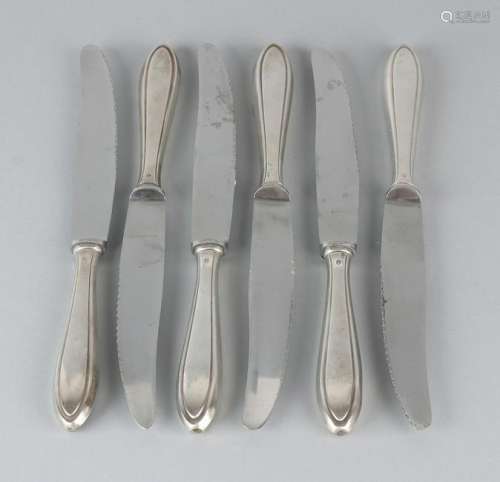 Six knives with silver handle, model pointed fillet.