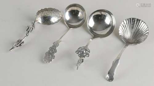 Lot with 4 silver cream spoons, 833/000, one spoon with