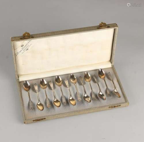 Cassette with 12 silver teaspoons, 835/000, with a