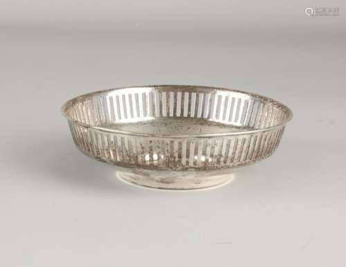 Silver bonbon basket, 835/000, with a border with bars.