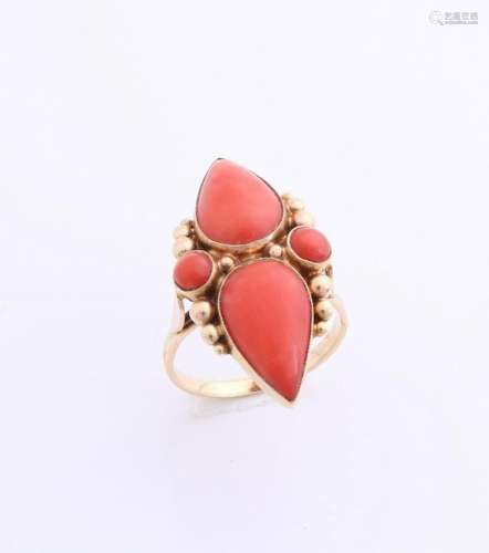 Yellow gold ring, 585/000, with red coral. Ring with 2