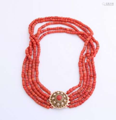 Blood coral necklace with a yellow gold clasp, 585/000.