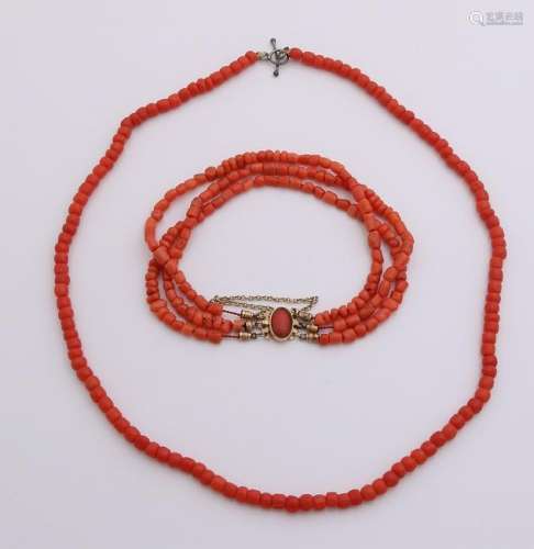 Necklace and bracelet of red coral. Bracelet with 3