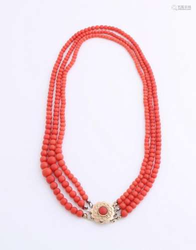 Necklace of red coral with a yellow gold clasp,