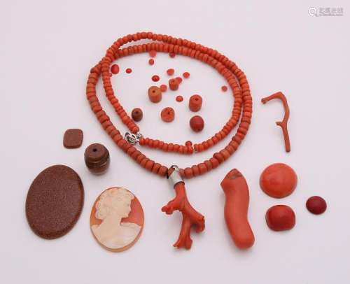 Lot with red coral, with a necklace of red corals with