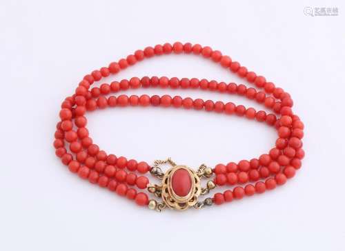 Bracelet with 3 rows of corals, round ø 4 mm,