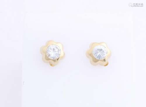Yellow gold earrings, 585/000, with a star shape set