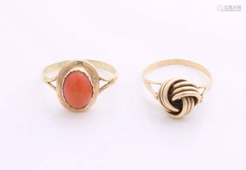 Two yellow gold rings, 585/000, with red coral and wool