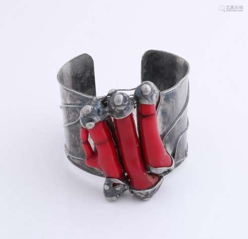 Special white metal clamp bracelet with three pieces of