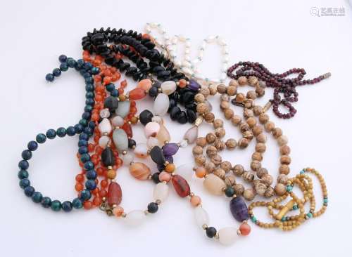 Lot with necklaces of precious stones, including agate,
