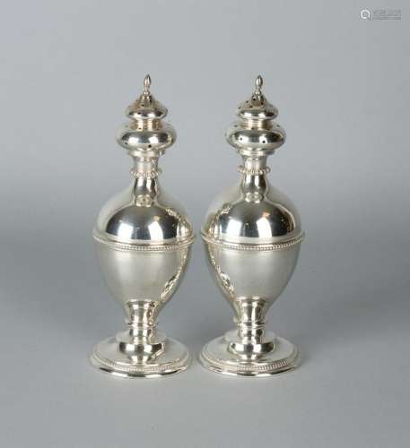 Set of silver spreaders, 833/000, on a round base,