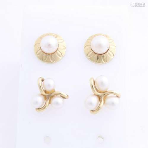 Two pairs of yellow gold earrings, 585/000, with pearl.