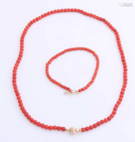 Bracelet and necklace of red coral with yellow gold