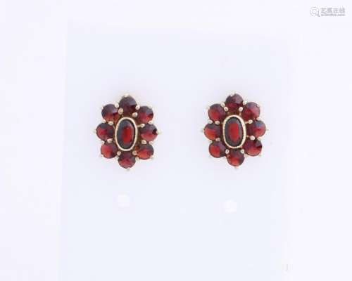 Yellow gold earrings, 585/000, with garnet. Oval