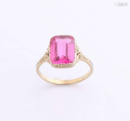 Ring, 333/000, with pink stone. Ring in rectangular
