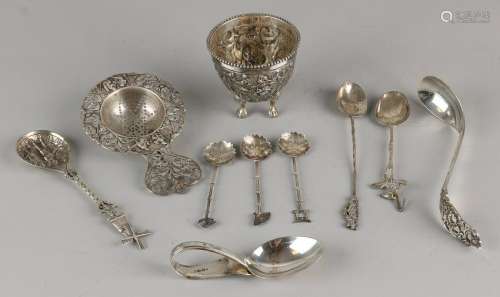 Lot of silver with a tea strainer with drip tray