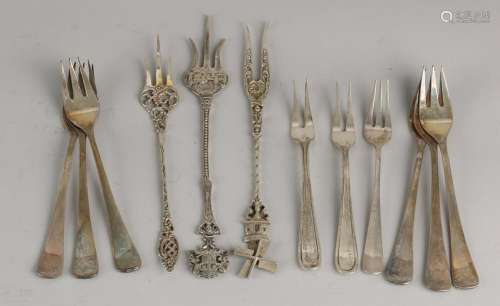 Lot with silver forks with 6 pie forks, 830/000,