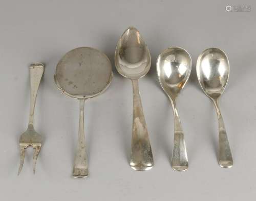 Five silver serving parts, 833/000, with a vegetable